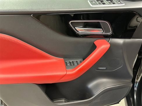 Used 2019 Jaguar F-PACE R-Sport image 17