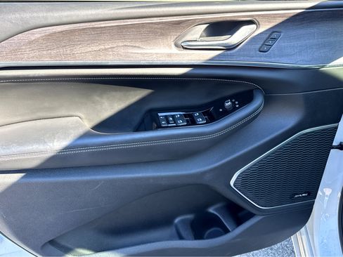 Certified 2023 Jeep Grand Cherokee Overland image 12