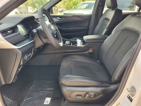 New 2025 Jeep Grand Cherokee L Altitude image 4