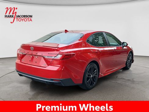 Used 2025 Toyota Camry SE FWD image 9