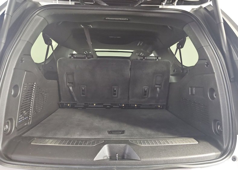 Used 2023 Chevrolet Suburban Z71 AWD/4WD image 3