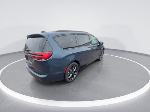 Used 2025 Chrysler Pacifica Limited FWD image 8