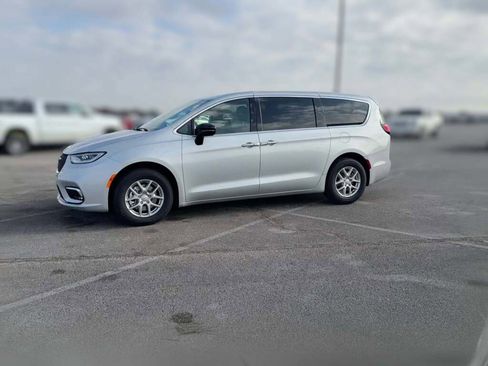 New 2026 Chrysler Pacifica Select image 5
