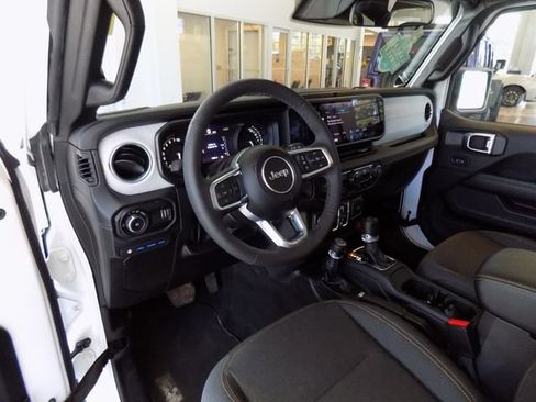 Certified 2025 Jeep Wrangler Unlimited Sahara w/ Safety Group AWD/4WD image 30