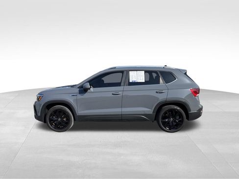 Used 2023 Volkswagen Taos SE w/ Panoramic Sunroof Package FWD image 4