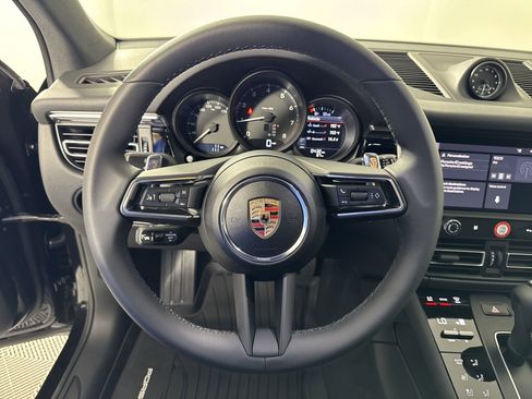 Certified 2025 Porsche Macan image 16