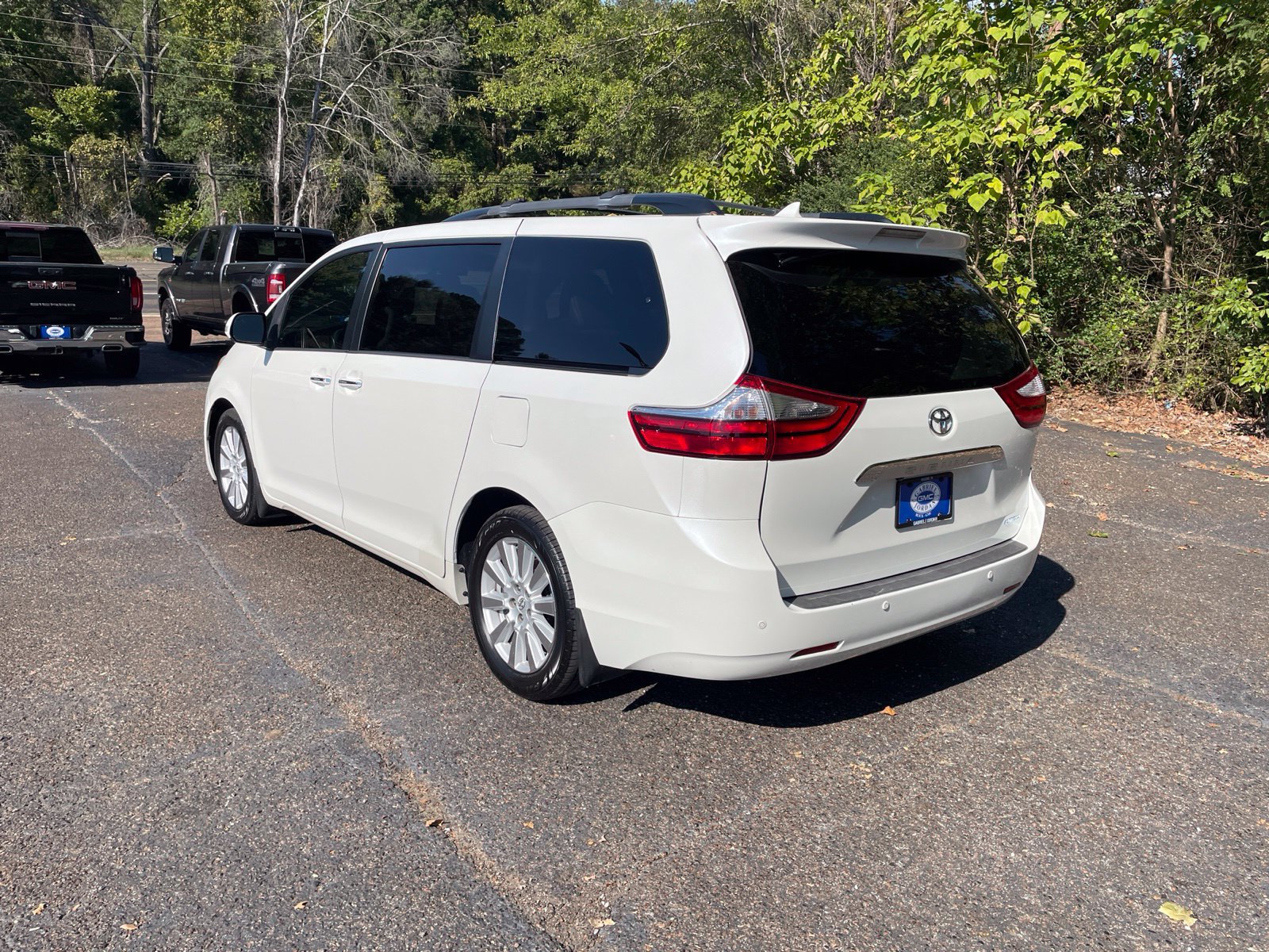 Used 2017 Toyota Sienna Limited FWD image 3