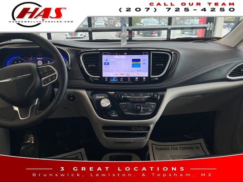 Used 2024 Chrysler Pacifica Touring-L FWD image 18