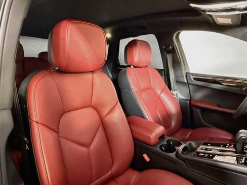 Certified 2025 Porsche Macan AWD/4WD image 18