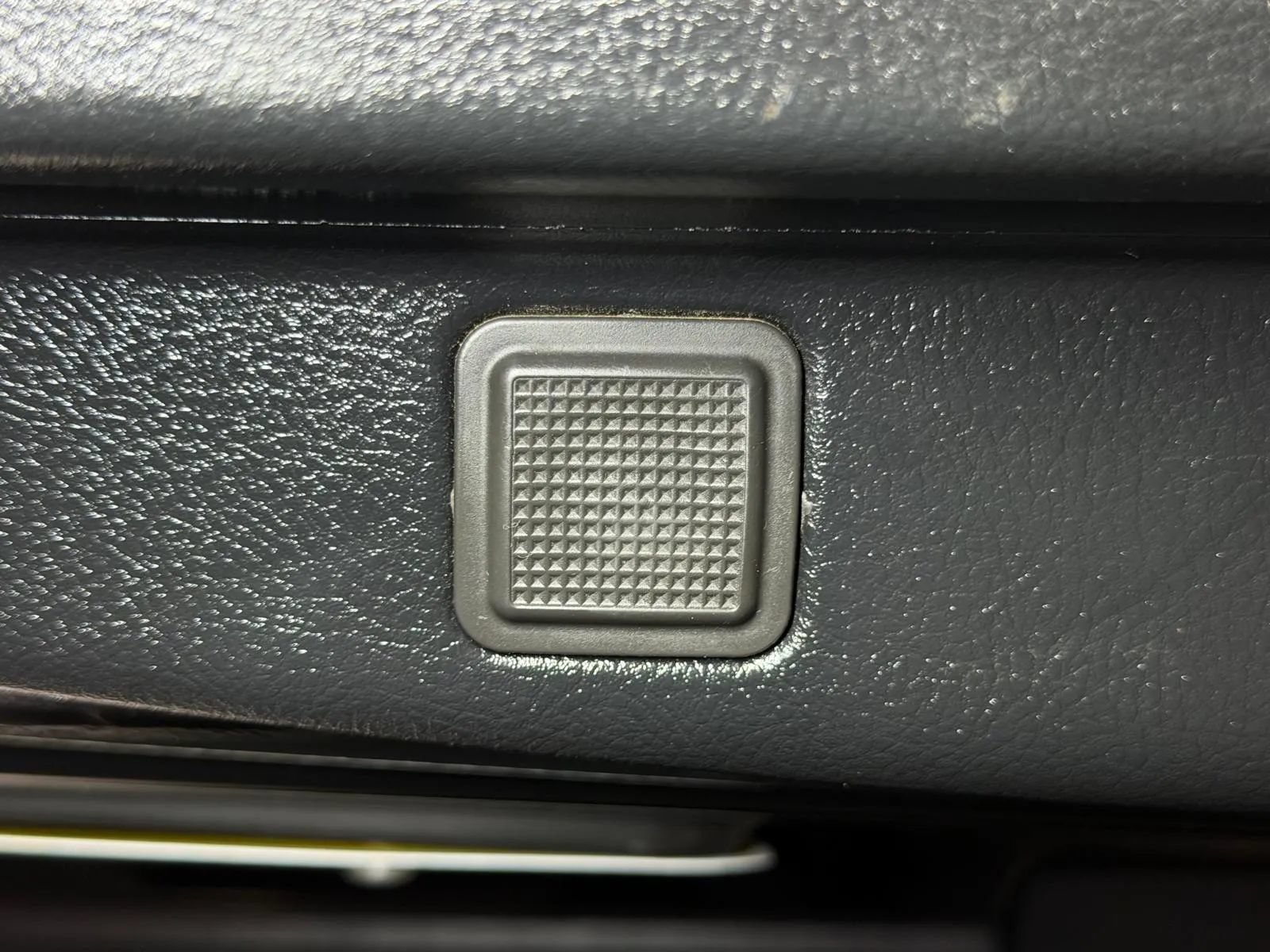 Used 2015 Land Rover LR4 HSE AWD/4WD image 16