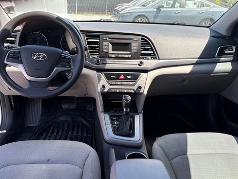 Used 2017 Hyundai Elantra SE FWD image 4