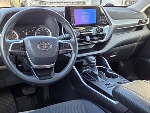 Used 2024 Toyota Highlander LE image 13