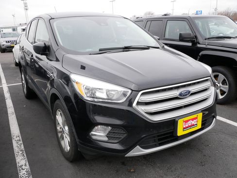 Used 2019 Ford Escape SE image 3