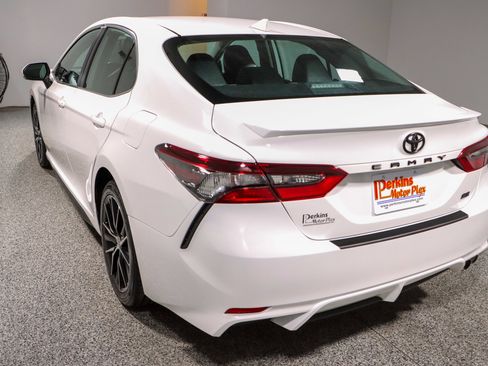 Used 2024 Toyota Camry SE w/ Blackout Package (TMS) image 9