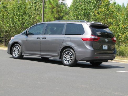 Used 2020 Toyota Sienna XLE w/ XLE Navigation Package FWD image 7