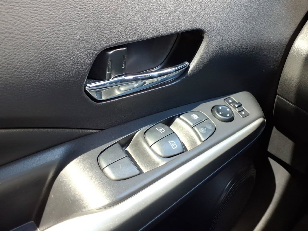 Used 2020 Nissan Kicks SR w/ SR Premium Package FWD image 34