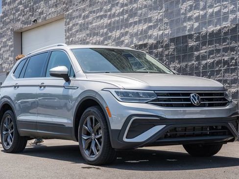 Used 2023 Volkswagen Tiguan SE FWD image 2