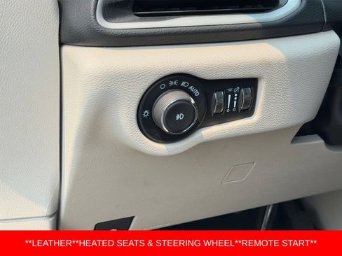 Used 2024 Chrysler Pacifica Touring-L FWD image 25