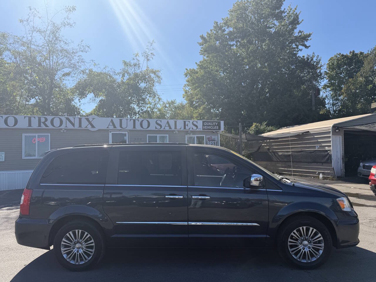 Used 2013 Chrysler Town & Country Touring-L w/ Driver Convenience Group FWD image 5