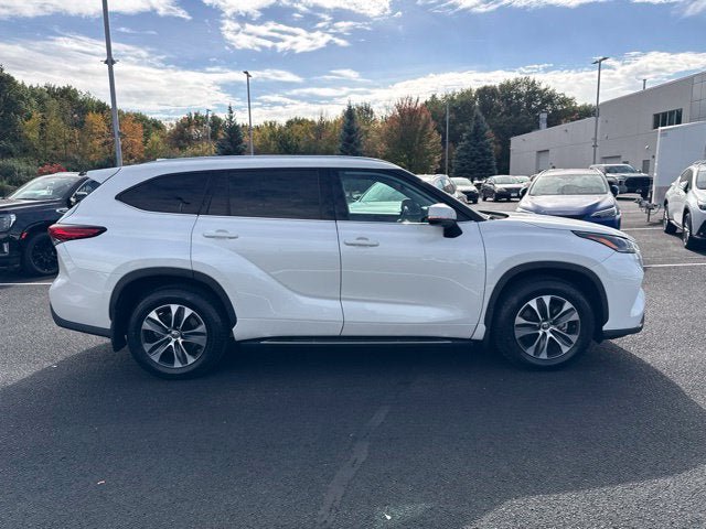 Used 2021 Toyota Highlander XLE AWD/4WD image 13