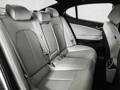 Used 2025 Genesis G70 2.5T image 21