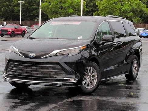 Certified 2024 Toyota Sienna XLE FWD image 2