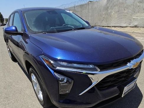 Used 2024 Chevrolet Trax LS w/ LS Convenience Package FWD image 1