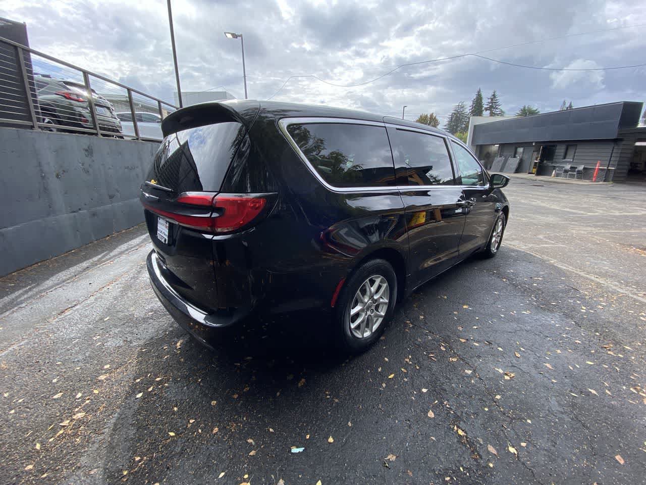 Used 2024 Chrysler Pacifica Touring-L FWD image 6