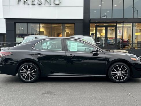 Used 2022 Toyota Camry SE image 4