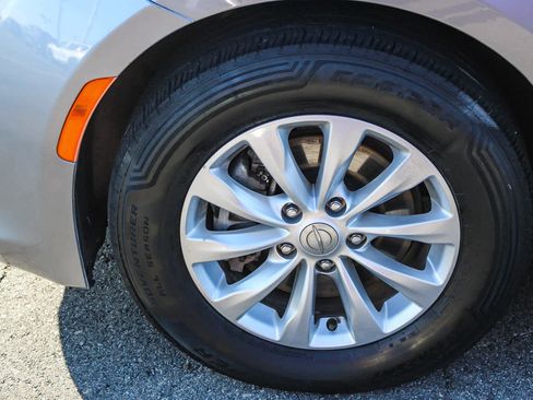 Used 2018 Chrysler Pacifica Touring-L image 9