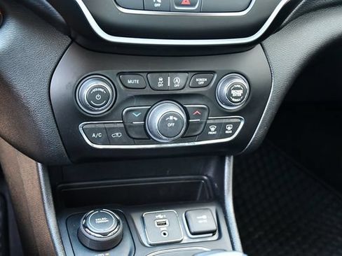 Used 2020 Jeep Cherokee Latitude Plus w/ Cold Weather Group AWD/4WD image 36
