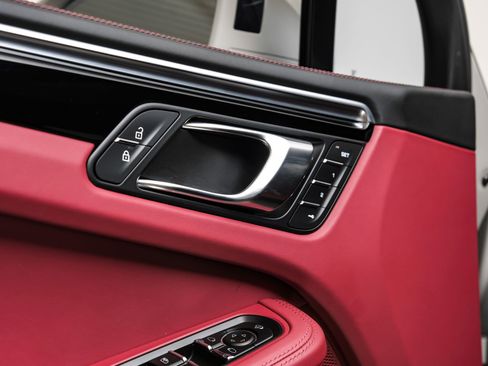 Used 2023 Porsche Macan Turbo image 51