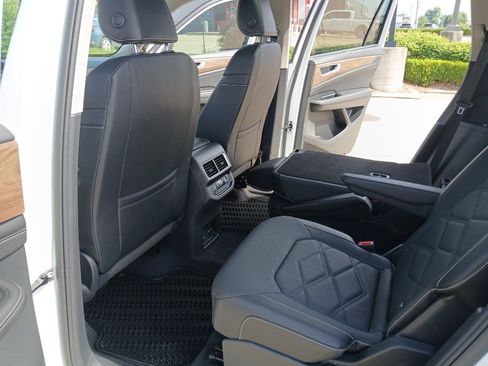 Used 2025 Volkswagen Atlas SE w/ Panoramic Sunroof Package FWD image 19