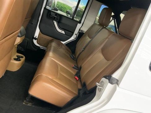 Used 2017 Jeep Wrangler Unlimited Rubicon w/ Connectivity Group AWD/4WD image 12