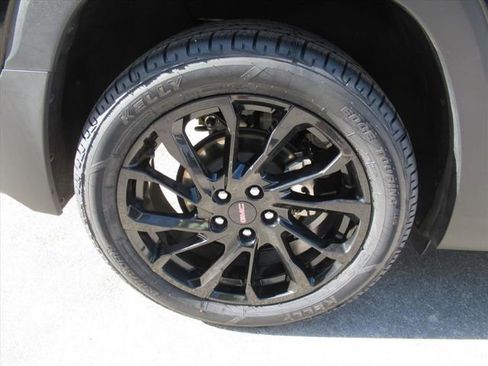 Used 2023 GMC Terrain SLT w/ Tech Package image 8