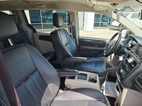 Used 2014 Chrysler Town & Country Touring FWD image 23