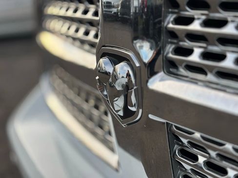 Used 2017 RAM 1500 Laramie w/ Convenience Group image 12