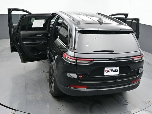 Used 2025 Jeep Grand Cherokee Altitude AWD/4WD image 61