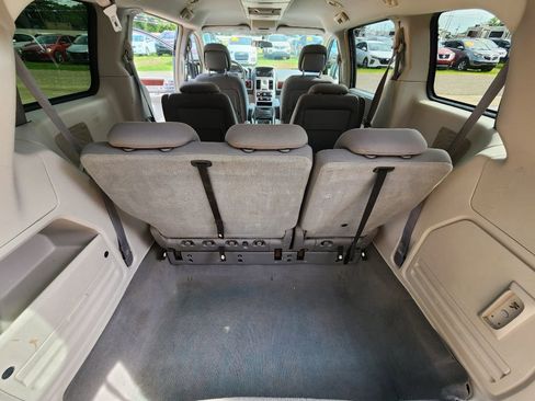 Used 2010 Chrysler Town & Country Touring FWD image 9