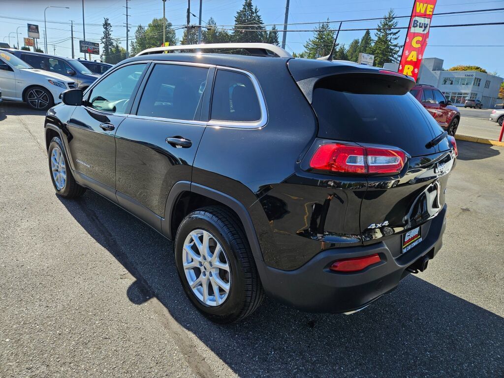 Used 2017 Jeep Cherokee Latitude w/ Cold Weather Group AWD/4WD image 6