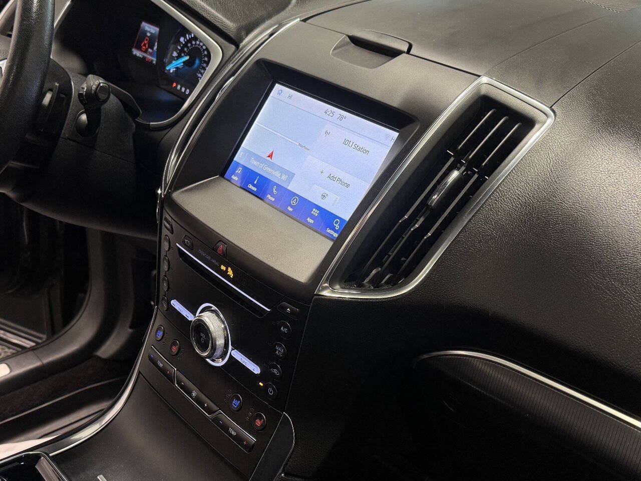 Used 2019 Ford Edge Titanium w/ Equipment Group 301A AWD/4WD image 22