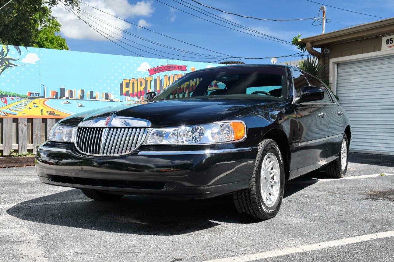 Used 1999 Lincoln Town Car Signature RWD image 1