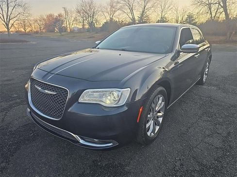 Used 2018 Chrysler 300 Limited image 5