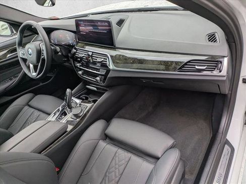 Used 2023 BMW 530e w/ Premium Package image 21