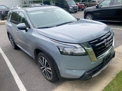 Used 2023 Nissan Pathfinder Platinum FWD image 3