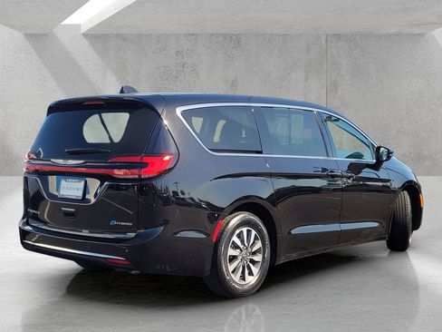 Used 2024 Chrysler Pacifica Limited FWD image 5