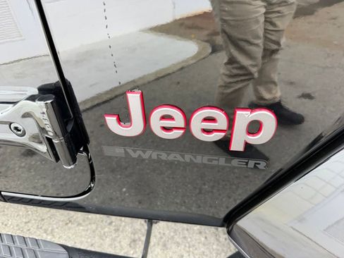 Used 2025 Jeep Wrangler Unlimited Rubicon AWD/4WD image 11