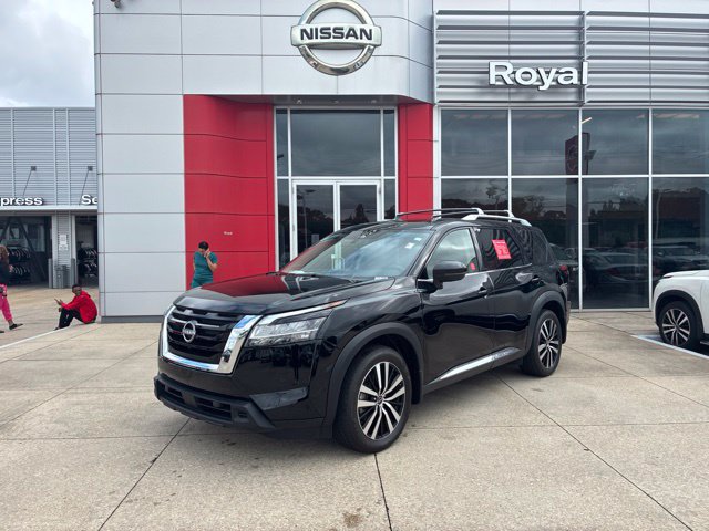 Used 2024 Nissan Pathfinder Platinum FWD image 1