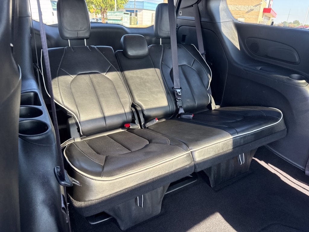Used 2025 Chrysler Pacifica Limited FWD image 13