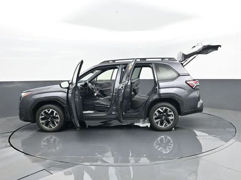 Used 2025 Subaru Forester Premium image 31